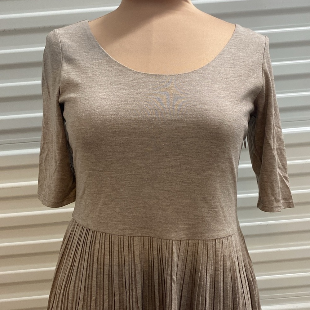Banana Republic tan oatmeal half sleeve pleated knit midi dress - Picture 2 of 8